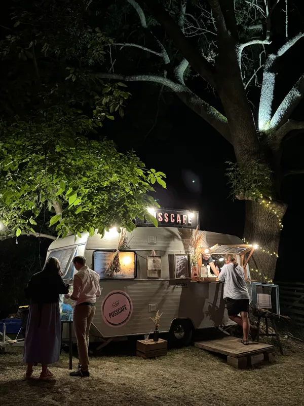 Rozsvícený karavan na večerní akci