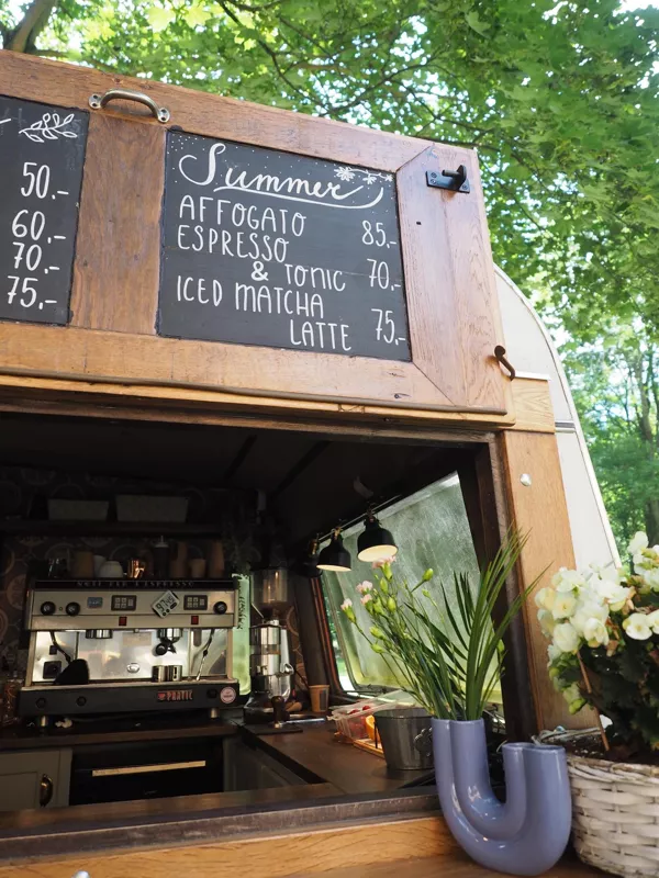 Okénko karavanu s tabulí kávového menu